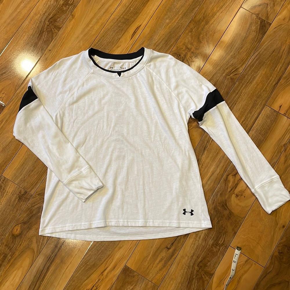 Size medium loose fit under armour longsleeve shirt